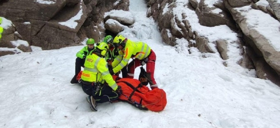 Iceclimber travolto da un pezzo di ghiaccio precipita da dalla cascata per 5 metri